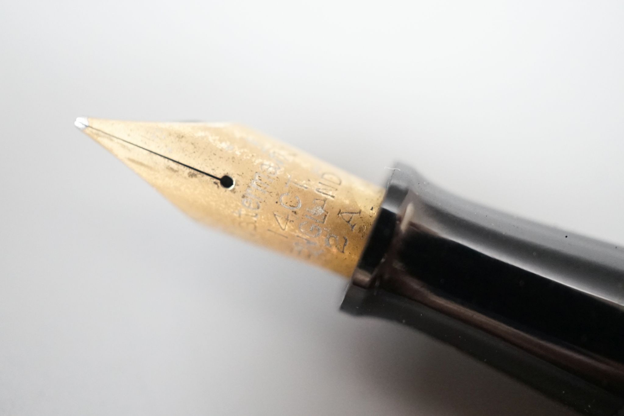 A 1940's Waterman's engine turned 9ct gold cased fountain pen, 12.9cm